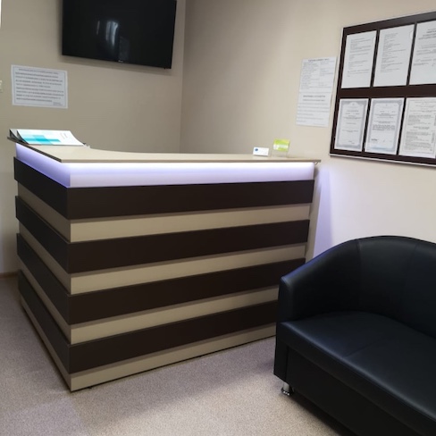 Зона ресепшен клиники Гинес в Южно-Сахалинске